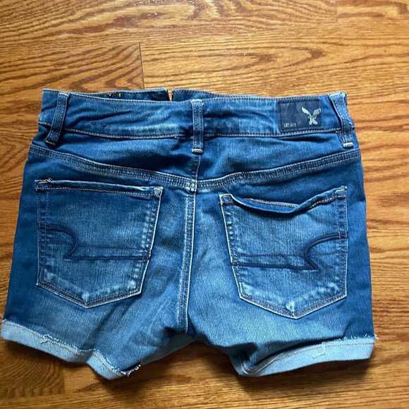 Size 4 Hollister Jean Shorts - Picture 2 of 2